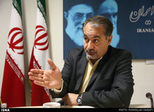 انتقاد یک دیپلمات از کنایه محمود کریمی به ظریف: یکی از مجرب‌ترین دیپلمات‌های بین‌المللی آمریکا اعتراف می‌کند که تسلط آقای ظریف به زبان انگلیسی از او بیشتر بوده و او را در این زمینه شرمنده کرده