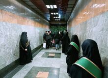 «روسریت رو سَرِت کن»؛ حجاب‌بان‌ها در مترو تهران چه می‌کنند؟
