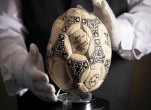 توپ «دست خدا» مارادونا ۲.۵ میلیون پوند فروخته شد
