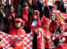 ۲ تماشاگر زن مسابقه پرسپولیس - تراکتور بازداشت شدند