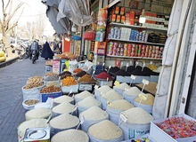 رئیس اتحادیه بنکداران مواد غذایی تهران: برنج آمریکایی از عراق به ایران قاچاق می شود / فروش این برنج ممنوع است!