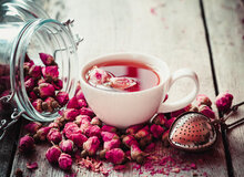 ۷ خاصیت درمانی «گل محمدی» برای سلامتی/ از درمان دردهای قاعدگی تا رفع بوی بد دهان 