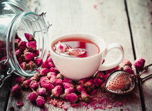 ۷ خاصیت درمانی «گل محمدی» برای سلامتی/ از درمان دردهای قاعدگی تا رفع بوی بد دهان 