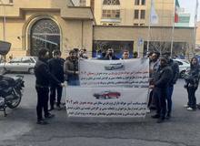 تجمع مشتریان خودرو پژو پارس در مقابل ساختمان وزارت صنعت،معدن، تجارت
