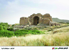 گزارشی درباره چالش های ثبت یک اثر تاریخی ١٨٠٠ساله/ کاخ اردشیر بابکان در محاصره قبرستان ها 
