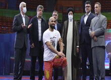 آقای رئیسی بازوبند کدام «پهلوانی» را بست؟