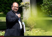 محمد شریعتمداری: فاصله دستمزدها با تورم نصف می‌شود