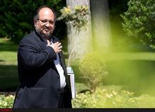 محمد شریعتمداری: فاصله دستمزدها با تورم نصف می‌شود