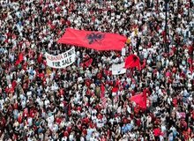 انقلاب فلامینگو در آلبانی ادامه دارد / یک‌ماهگی اعتراض‌ها به فروش سرزمین آلبانی به داماد ترامپ