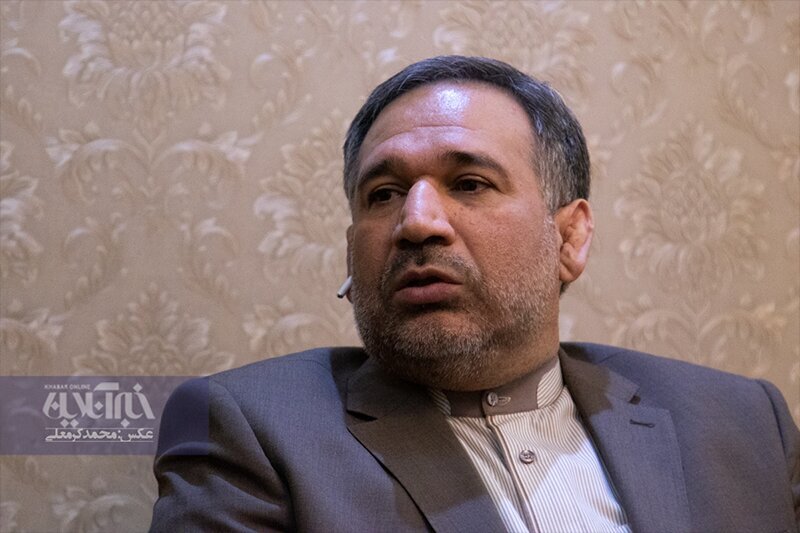 یک سایت اصولگرا خطاب به شمس‌الدین حسینی: هم به احمدی‌نژاد افتخار می‌کنید هم احمدی‌نژادی‌ نیستید؟