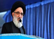امام جمعه کرج: داشتن مواد هسته‌ای بازدارندگی دارد و لازم نیست حتی تبدیل به بمب شود