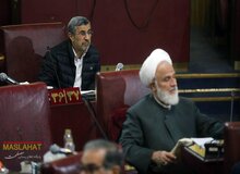  محمود احمدی نژاد در جلسه مجمع تشخیص با کاپشنی متفاوت حضور پیدا کرد
