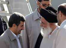 طعنه علم‌الهدی به احمدی‌نژاد: آقایی عربده می‌کشد و می‌گوید در انتخابات شرکت نمی‌کنم/ تنها کشوری هستیم که مردم ما خودشان برای خودشان تصمیم می‌گیرند/ آمریکا هم اینگونه نیست!