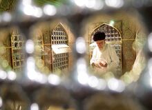مضجع مطهر امام رضا (ع) با حضور رهبر انقلاب غبارروبی شد