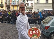 استقبال ناپلی ها از رئال مادرید با توهین و پیتزا CR7 + عکس