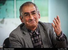 روایت صادق زیباکلام از جمع آوری پول برای زلزله زده های کرمانشاه/ گمان می کردم ۲۰ تا ۳۰ میلیون پول جمع می شود، مردم ۳ میلیارد پول به حسابم واریز کردند

