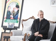 دیدار علی لاریجانی با خانواده شهیدان حاجی‌زاده و محمود باقری/ عکس خاص لاریجانی حین تماشای عکس های سرداران شهید جنگ 12 روزه + تصاویر