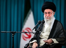 رهبر انقلاب: شهیدِ امنیت جان خود را برای امنیت و آسایش مردم فدا می‌کند/ شهادت معامله با خدا و تأمین‌کننده مصالح ملی است