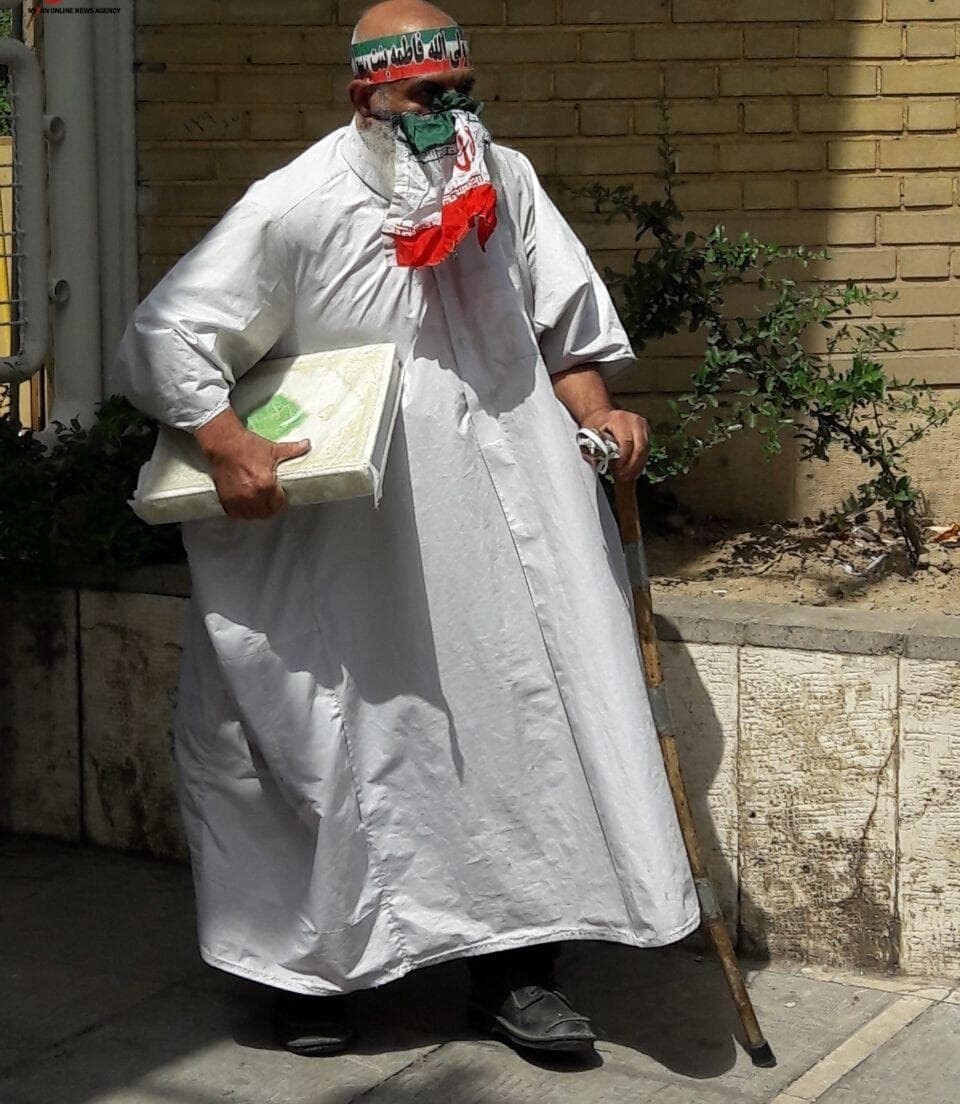 داوطلب کفن‌پوش انتخابات ریاست جمهوری در وزارت کشور حاضر شد+عکس 