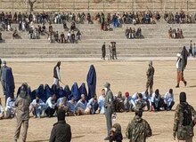 محاکمه صحرایی در افغانستان/طالبان بیش از ۵۰ نفر از جمله هشت زن را در یک ورزشگاه در ملا عام شلاق زد