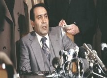 صادق قطب‌زاده: به زودی انشاءالله شاه را به ایران بر می گردانیم/ من حکم‌های انفصال از خدمت کارکنان تلویزیون را صادر کردم و حقوق آن‌ها را هم قطع کردم