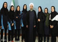 هدیه ویژه دختران فوتسالیست به رئیس جمهور + تصویر

