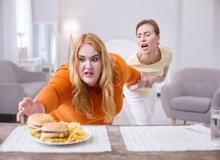 چگونه مبتلایان به کبد چرب دست از پرخوری بردارند؟