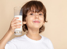 شیر کم‌چرب برای کودکان بهتر است یا پرچرب؟