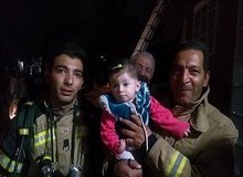 نجات دختر بچه‌ی ۸ ماهه از میان دود+ عکس