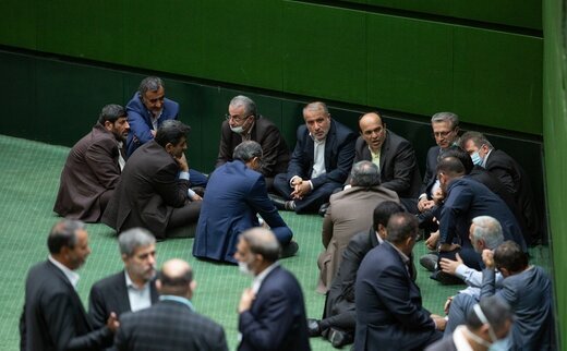 نادر قاضی پور: مجلس توپ را زمین رئیسی می اندازد / نامزدی که با رای کمتر از یک بیستم واجدان شرایط رای به مجلس رفته، نماینده مردم نیست
