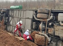 واژگونی اتوبوس زائران اربعین در اتوبان ساوه - همدان / ۲۸ نفر مصدوم شدند