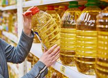 در ازای هر فاکتور ۵۰۰ هزار تومانی یک روغن بخرید

