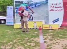 مردان در حمایت از زنان، سکوی جوایز  دوچرخه سورای را تحریم کردند+فیلم