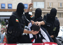 خیابان‌گردانیِ اراذل و اوباش به سبک هزارسال قبل/ فیلـــــم 18+
