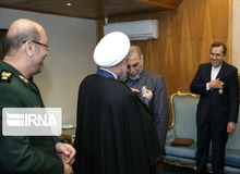 تصویر مدال‌ افتخاری که روحانی به فخری‌زاده داد/ حمید رسایی عصبانی شد/ عکس