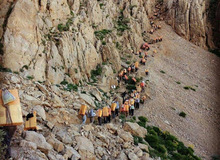 زنانِ کولبری که در حالِ استراحت کردن هستند/ تصـــویر