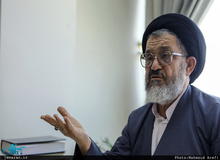 فقط احمق‌ها می‌توانند ضریح را لیس بزنند/ متاسفانه خشکه‌مقدس‌ها آن‌طور که لازم است تذکر و اخطار نمی‌گیرند