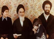 حاج سیداحمد خمینی: مقصر اختلاس و رشوه خودمان هستیم/ آیا آمریکا مجبورمان کرد امکانات عمومی را دست یک دزد بدهیم