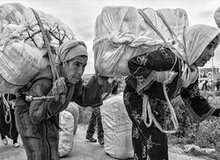 چرا فقط به مردان کولبر توجه می کنیم؟زنان هم کولبری می کنند