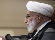 احمد جنتی بر سر مزار مصباح یزدی فاتحه‌خواند/ عکس
