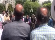 تجمع اعتراضی کارمندان و کارکنان صداوسیمای جمهوری اسلامی مقابل درب مسجد بلال/ ما به سریال های میلیاردی بدون کیفیت اعتراض داریم/ فقط یک گروهی منافع مادی شان تامین است/ فیلــــــــــم
