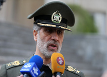 حضور وزیر دفاع در منزل شهید فخری زاده/ همسر شهید فخری‌زاده: راه شهید ما ادامه پیدا کند