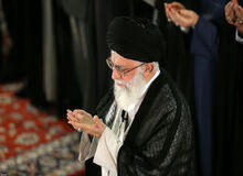 رهبر انقلاب بر پیکر آیت‌الله هاشمی‌شاهرودی اقامه نماز می‌کنند

