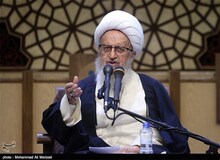 آیت‌الله مکارم‌شیرازی: در اسلام دزدی، رشوه‌خواری و بی‌حجابی ممنوع است/ «لا اکراه فی الدین» مربوط به اصول اعتقادی است/ ماشینی که به بیرون آمد دیگر جزو حریم خصوصی محسوب نمی‌شود