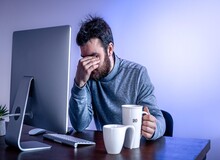 علائم سردردهای ناشی از کافئین چگونه است؟