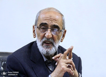 واکنش کیهان به ادعای باز شدن چشم آیت الله مصباح در زمان غسل دادن/ حسین شریعتمداری: شاید غسال «خطای دید» داشته است