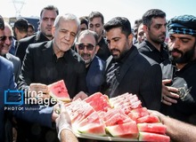 هندوانه خوری رییس جمهوری در مسیر پیاده روی زائران امام رضا(ع)
