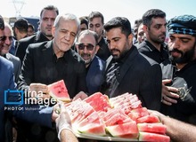 هندوانه خوری رییس جمهوری در مسیر پیاده روی زائران امام رضا(ع)
