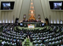 دو انگشت دست راست علی لاریجانی، درجیب چپ کت خاکستری