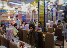 اداره امر به معروف طالبان در هرات: زنان و مردان خانواده حق ندارند در کنار هم در رستوران‌ها غذا بخورند
